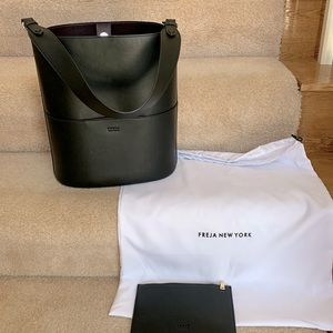 Freja New York - Tall Tote Black